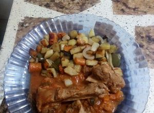 Una foto de Carne agridulce con salsa marinada y verduras al horno