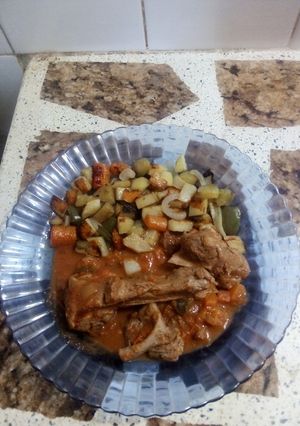 Una foto de Carne agridulce con salsa marinada y verduras al horno
