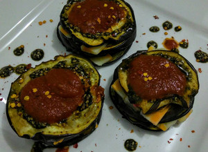 Una foto de Berenjenas asadas bañadas en zatar y tomate con queso mozzarella
