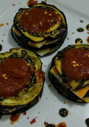 Una foto de Berenjenas asadas bañadas en zatar y tomate con queso mozzarella