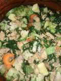 Pollo con espinacas y vegetales