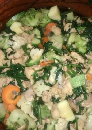 Una foto de Pollo con espinacas y vegetales