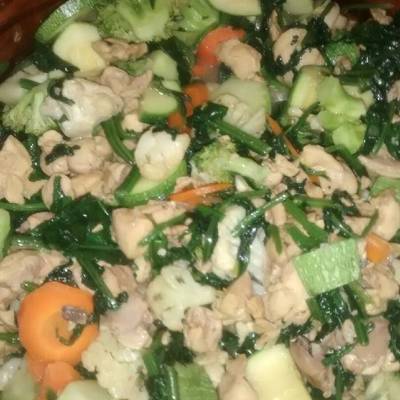 Pollo con espinacas y vegetales Receta de MARIO RESENDIZ CALLEJAS- Cookpad