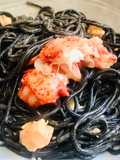 Espaguetti nero con bogavante y cigalas