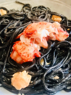 Una foto de Espaguetti nero con bogavante y cigalas