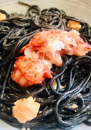 Una foto de Espaguetti nero con bogavante y cigalas