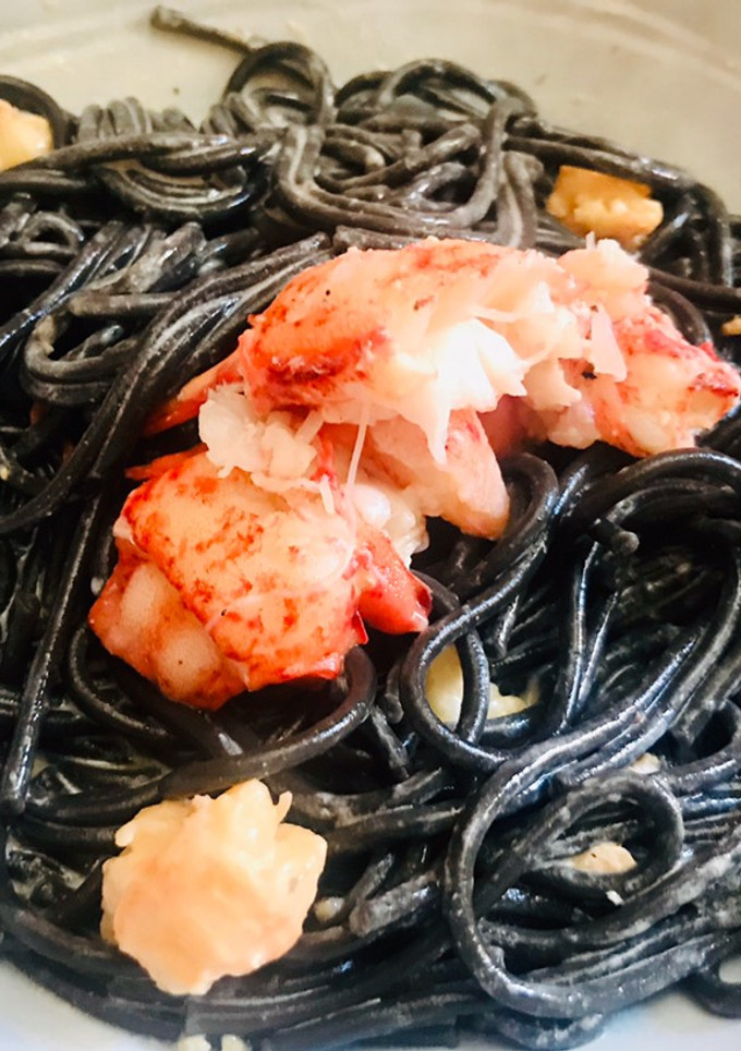 Una foto de Espaguetti nero con bogavante y cigalas