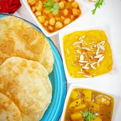A picture of Halwa poori platter.