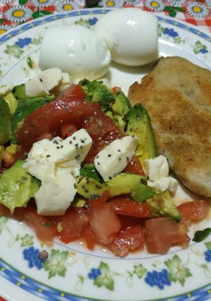 Una foto de Ensalada a la huerta con palta y semilla de chía 🥑