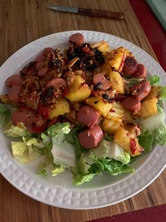 Una foto de Revuelto de patatas con pimientos de piquillo y salchichas