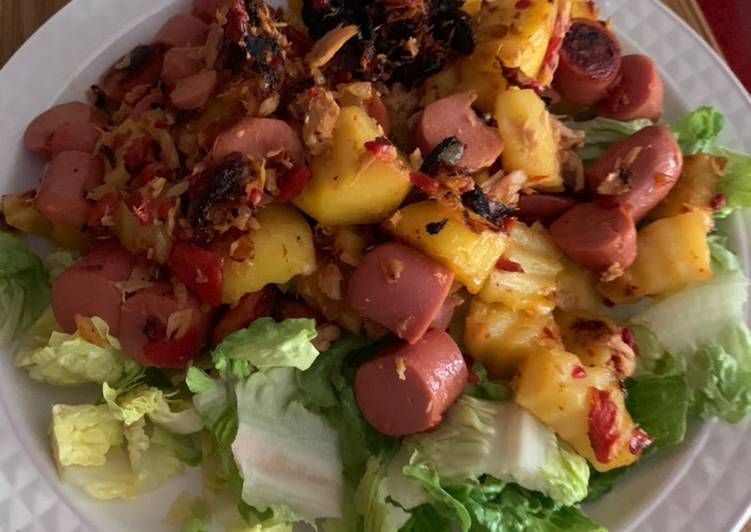 Revuelto de patatas con pimientos de piquillo y salchichas