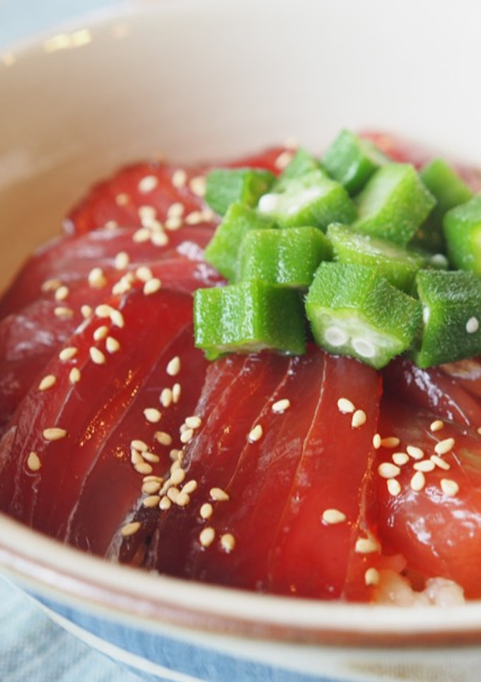Una foto de Atún marinado, sushi bowl (マグロの漬け丼)
