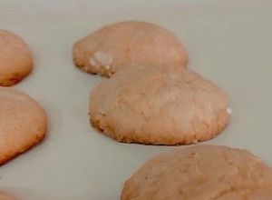 Una foto de Cookies craqueladas de limón (con choco blanco)