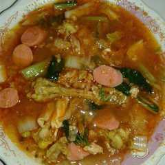 A picture of Seblak pedas.