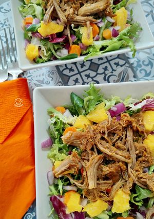 Una foto de Ensalada templada de pulled pork con naranja