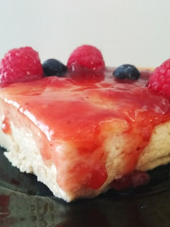 Una foto de Tarta de queso al horno con frutos del bosque