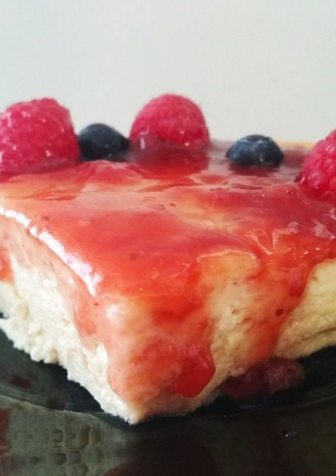 Una foto de Tarta de queso al horno con frutos del bosque