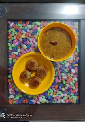દાલ બાટી (Dal Bati Recipe In Gujarati) રેસીપી મુખ્ય ફોટો