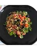 Insalata di farro con olive, pomodorini, rucola e grana padano 🍅🌱