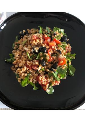 Foto di Insalata di farro con olive, pomodorini, rucola e grana padano 🍅🌱