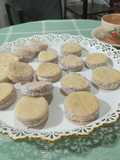 Alfajorcitos de Manjar con Masa de Torta de Ricotta y Durazno