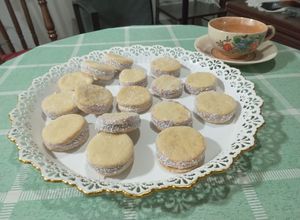 Una foto de Alfajorcitos de Manjar con Masa de Torta de Ricotta y Durazno