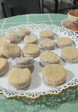 Una foto de Alfajorcitos de Manjar con Masa de Torta de Ricotta y Durazno
