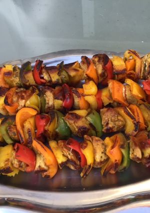 Une photo de Brochettes marinées poulet,poivrons multicolores et ananas (marinade exotique maison)