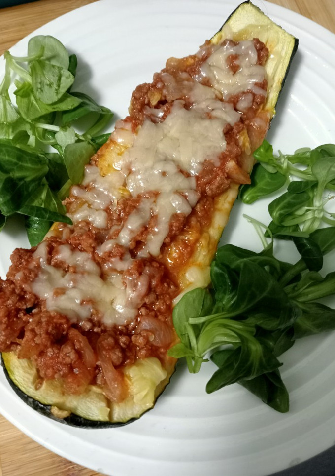 Una foto de 🥒Calabacín relleno de carne picada🥩