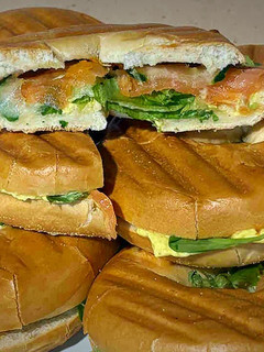 Una foto de Bagels con salmón al curry