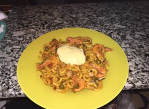 Una foto de Fideuá de marisco con ajoaceite y salsa de tomate