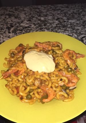 Una foto de Fideuá de marisco con ajoaceite y salsa de tomate