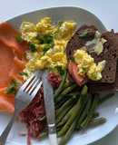 Scrambled eggs with smoked salmon and green beans