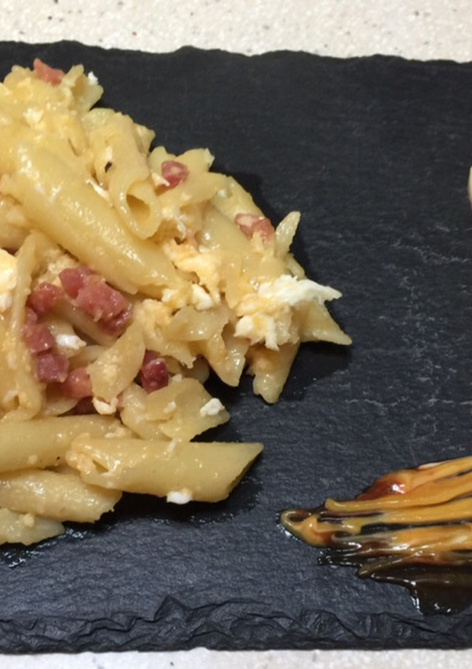 Una foto de Macarrones con huevos y jamón