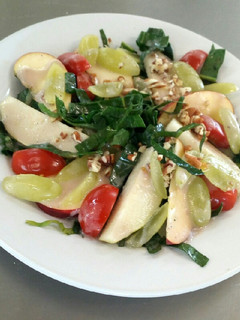 Una foto de Ensalada de espinaca y fruta