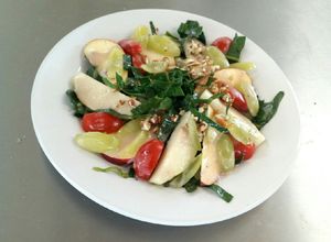 Una foto de Ensalada de espinaca y fruta