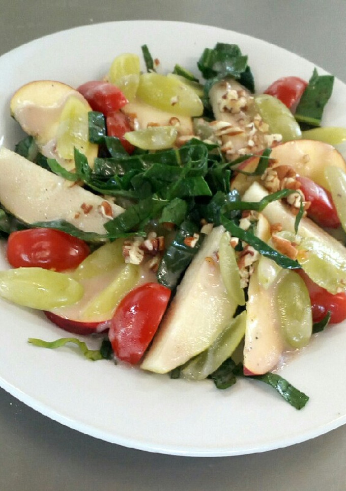 Una foto de Ensalada de espinaca y fruta