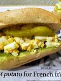 Panecillo de huevo trufado con guacamole y guindilla