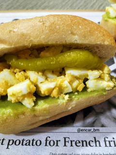 Una foto de Panecillo de huevo trufado con guacamole y guindilla