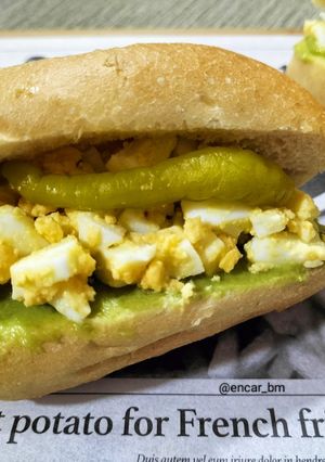 Una foto de Panecillo de huevo trufado con guacamole y guindilla