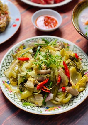Hình của món Cải Chua Xào Đuôi Heo.