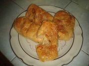 Una foto de pan relleno queso cremoso