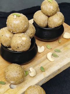 सिंघाड़े के आटे का लड्डू (singhade ke aate ka laddu recipe in Hindi) रेसिपी मुख्य फोटो
