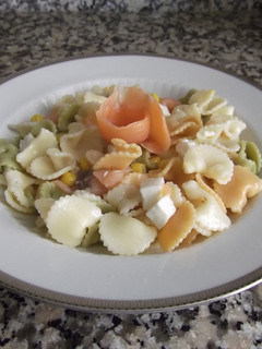Una foto de Ensalada de pasta con salmón ahumado