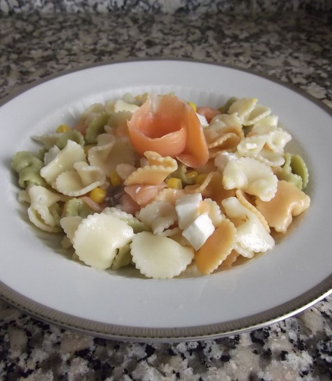Foto principal de Ensalada de pasta con salmón ahumado