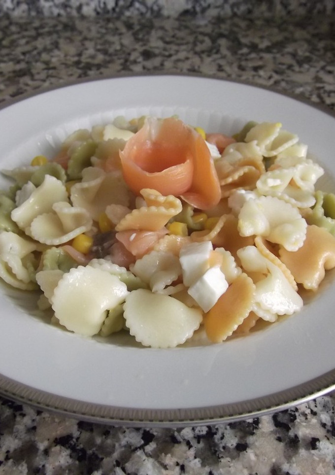 Una foto de Ensalada de pasta con salmón ahumado