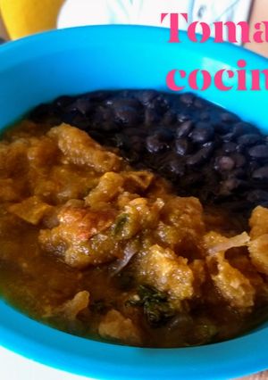 Una foto de Chicharrón en salsa roja
