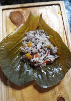 Una foto de Niños envueltos en hojas de planta repollo de carne al horno