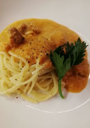 Vadas mártás spagettivel recept fotója