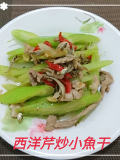 西洋芹炒小魚干(簡單料理) 的食譜成品照片